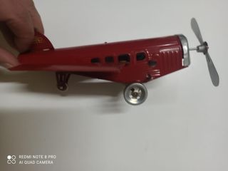 Avión de hojalata paya. juguete