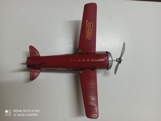 Avión de hojalata paya. juguete