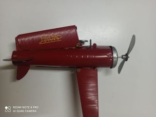 Avión de hojalata paya. juguete