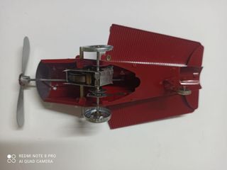 Avión de hojalata paya. juguete