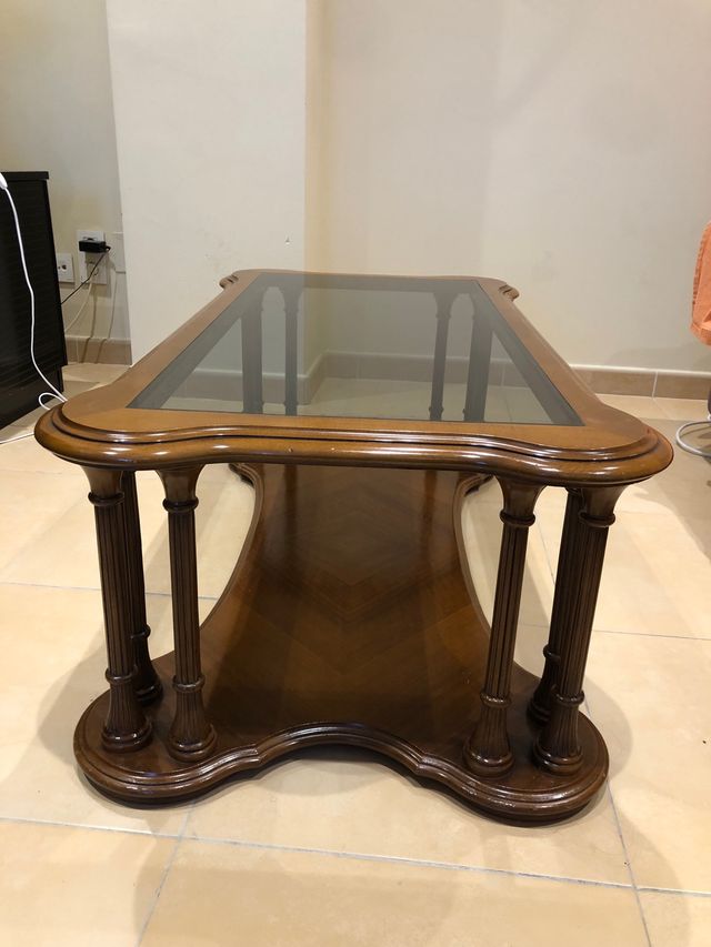 Mesa de madera con cristal