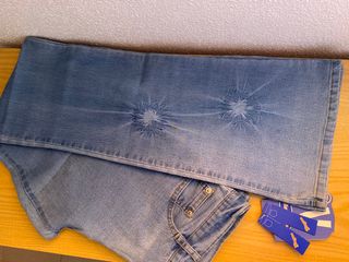 preciosos jeans elásticos con su etiqueta
