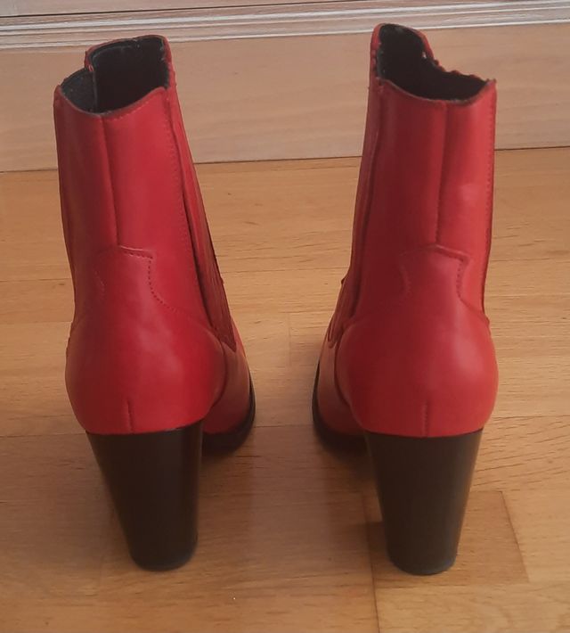 Botines de piel tacón rojo.