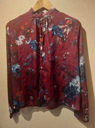 👚🌺 T/L Blusa burdeos estampada flores