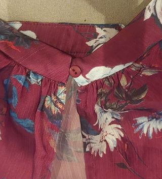 👚🌺 T/L Blusa burdeos estampada flores