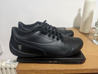 Puma Ferrari negras