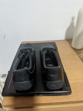 Puma Ferrari negras