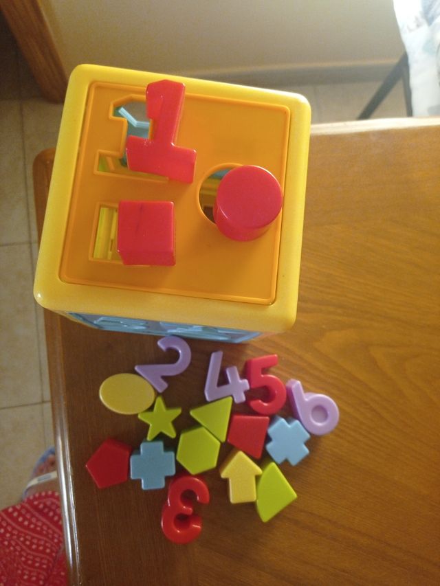Juguete educativo: cubo formas y números