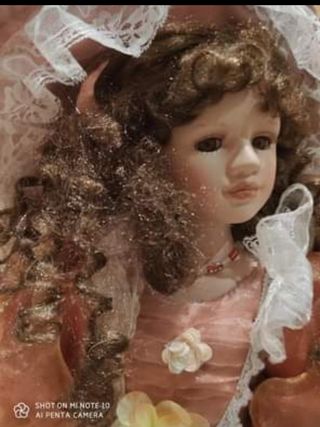 Bellissima bambola in ceramica nuova