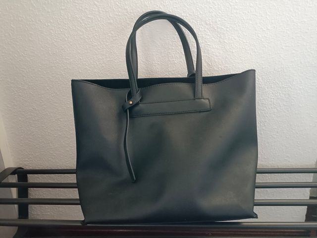 Bolso negro con cartera de cuadros