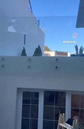 Barandilla de vidrio con herraje distanciadores