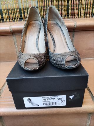 Zapatos de tacón piel gris serpiente Massimo Dutti