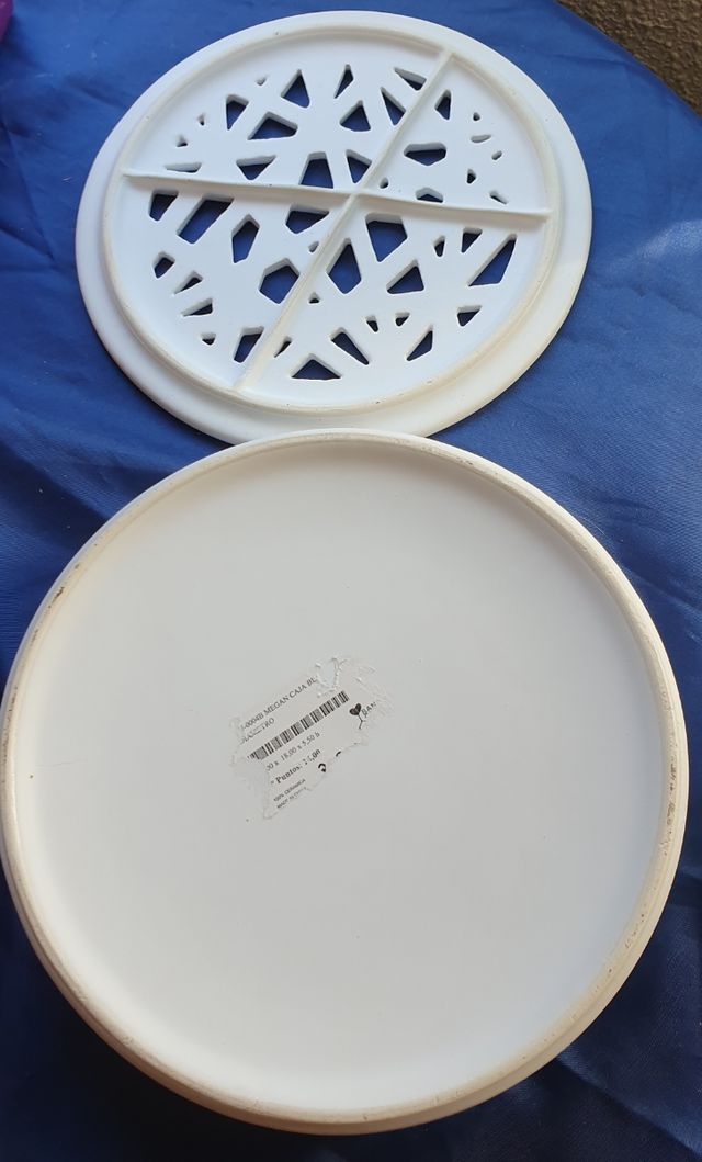 Caja de cerámica blanca