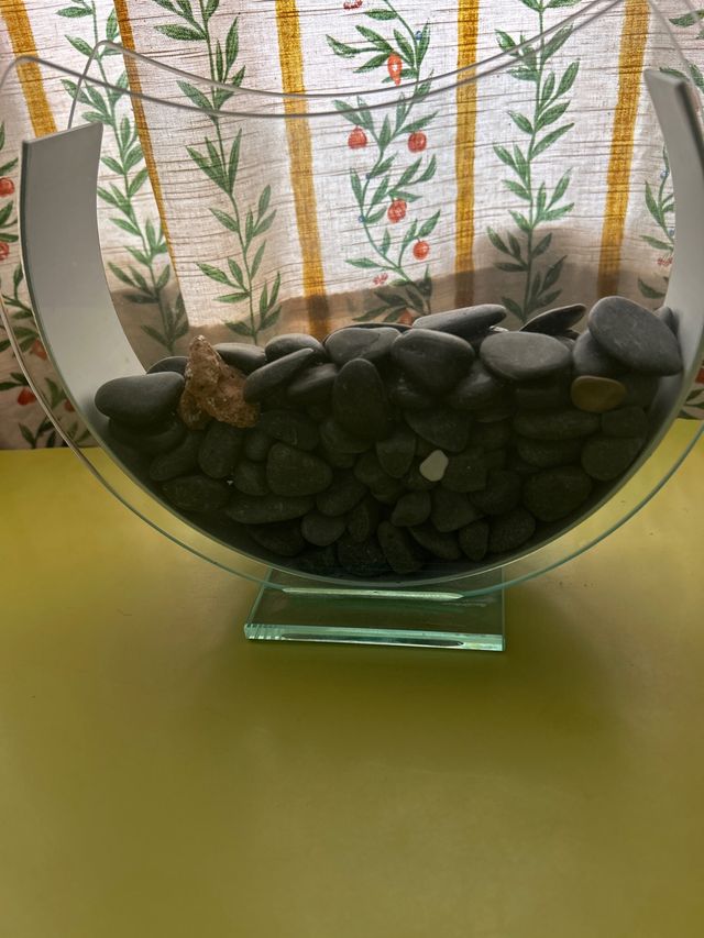 adorno transparente con piedras