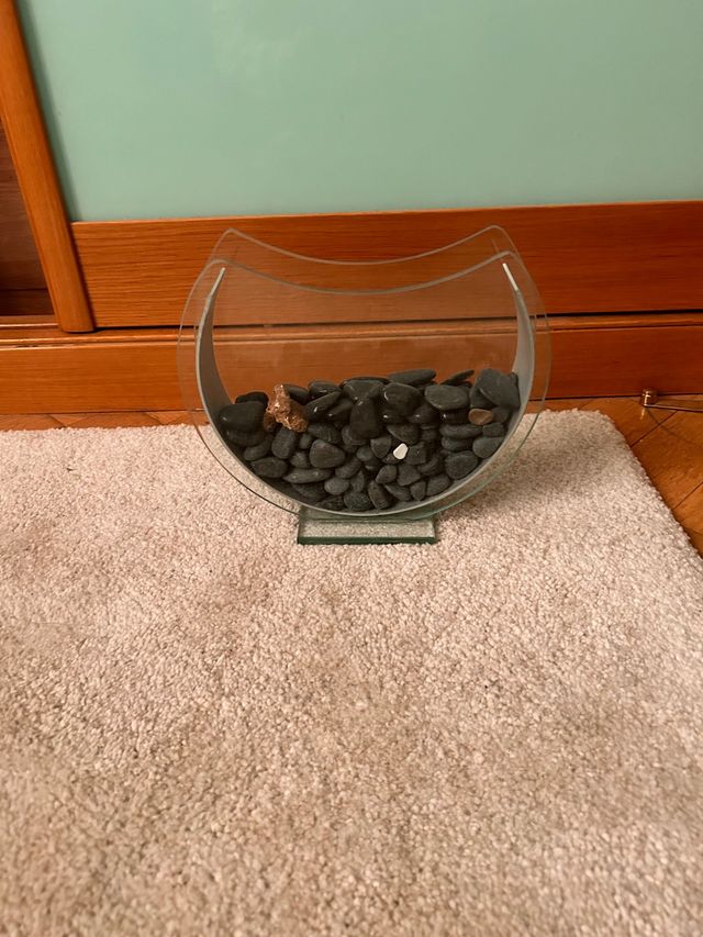 adorno transparente con piedras