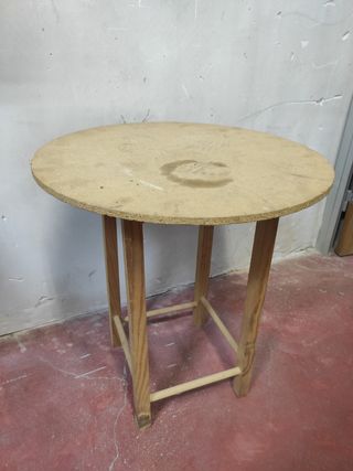 Mesa madera pequeña.