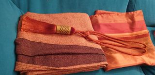 2 Cortinas, 2 visillos y 2  alzapaños.