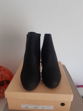 Botin negro tacón piel