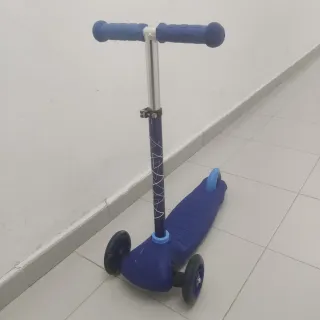 Patinete infantil con luces en ruedas