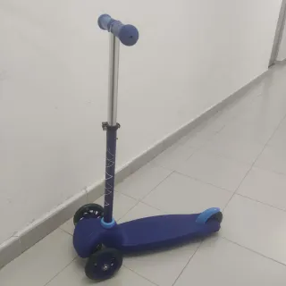 Patinete infantil con luces en ruedas