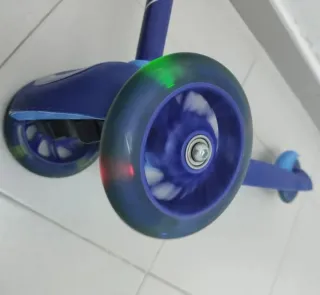 Patinete infantil con luces en ruedas