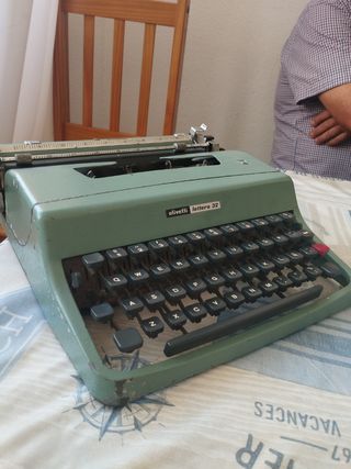 MAQUINA DE ESCRIBIR OLIVETTI LETTERA 32