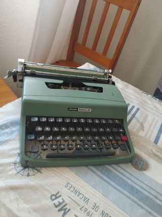MAQUINA DE ESCRIBIR OLIVETTI LETTERA 32