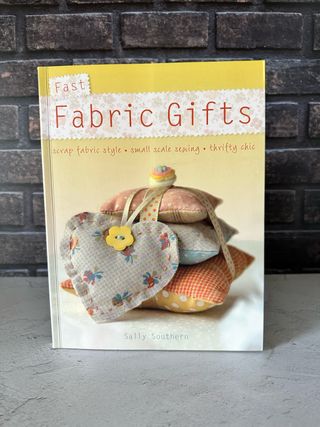 Libro di cucito "fast fabric gifts"
