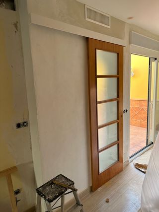 Puerta Corredera de Madera Cedro y cristal blanco