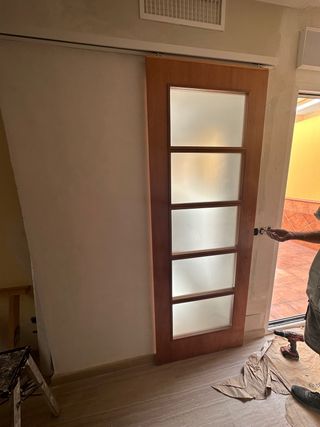 Puerta Corredera de Madera Cedro y cristal blanco