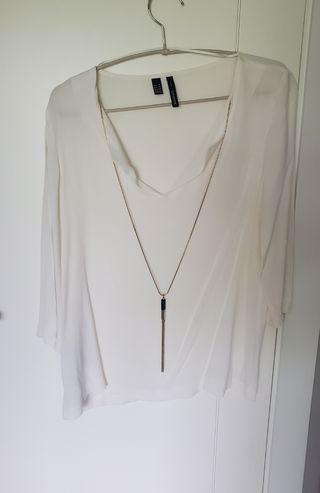 Blusa blanca de Mango con collar