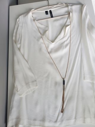 Blusa blanca de Mango con collar