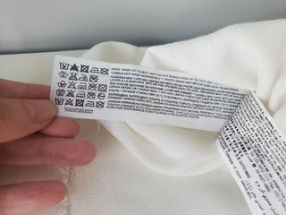 Blusa blanca de Mango con collar