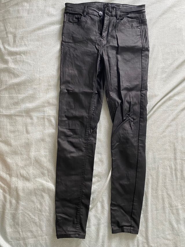 Pantalón legging efecto cuero Stradivarius