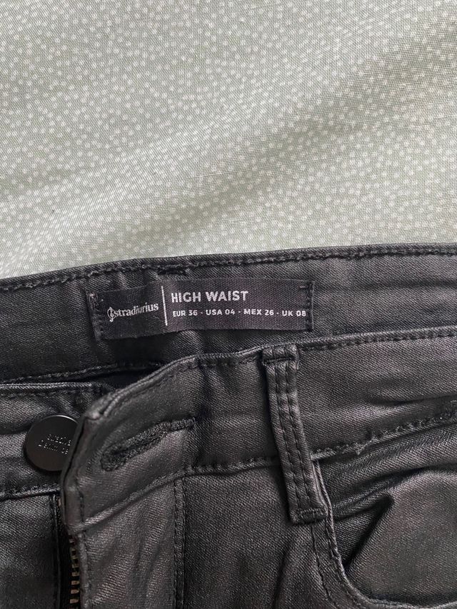 Pantalón legging efecto cuero Stradivarius