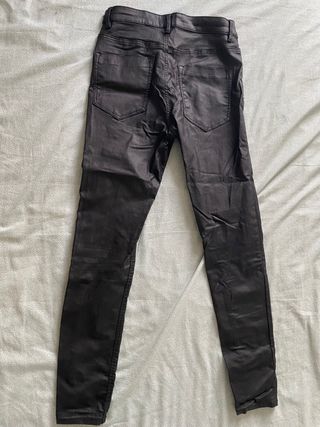Pantalón legging efecto cuero Stradivarius