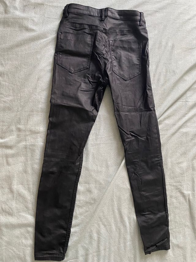 Pantalón legging efecto cuero Stradivarius