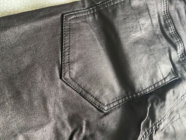 Pantalón legging efecto cuero Stradivarius