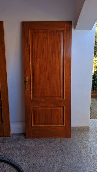 Lote puertas de madera maciza.