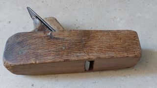 Cepillo de carpintero antiguo