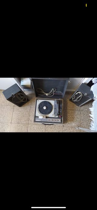 tocadiscos portátil con altavoces
