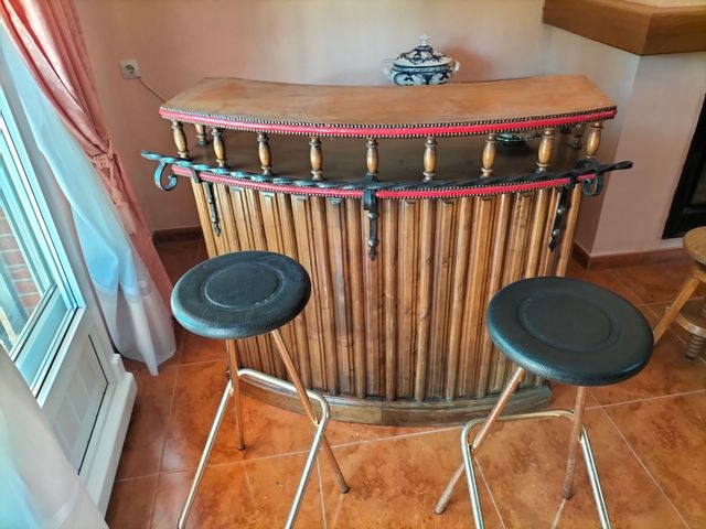 Barra de bar y taburetes