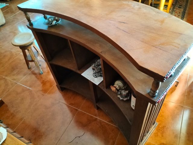 Barra de bar y taburetes