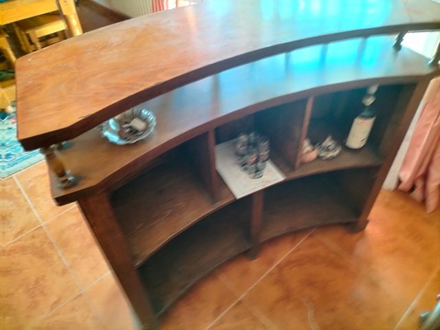 Barra de bar y taburetes