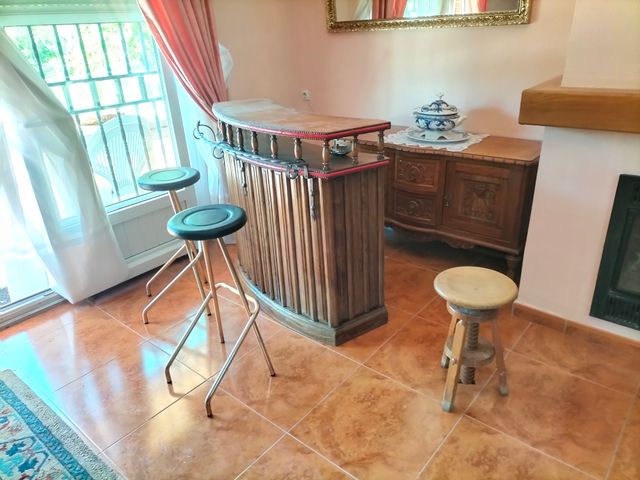 Barra de bar y taburetes