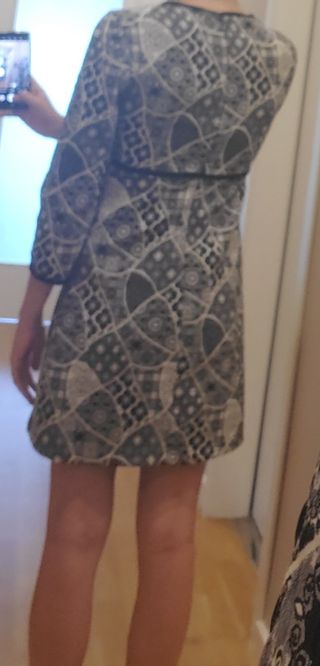 Vestido estilo retro negro y blanco de Zara