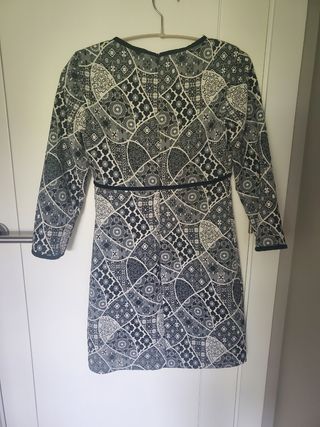 Vestido estilo retro negro y blanco de Zara