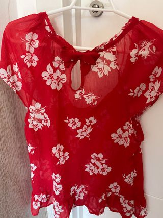 Blusa corta ,color rojo. Talla L.Hollister