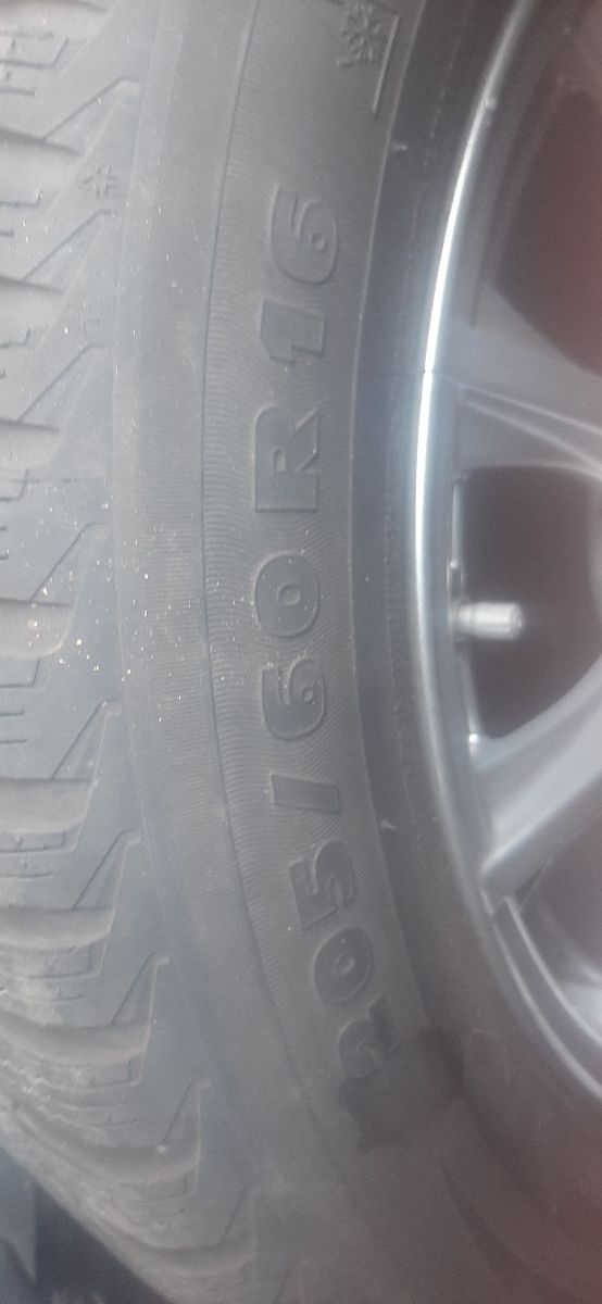 Llanta mercedes 16" con neumático Michelin 205/60