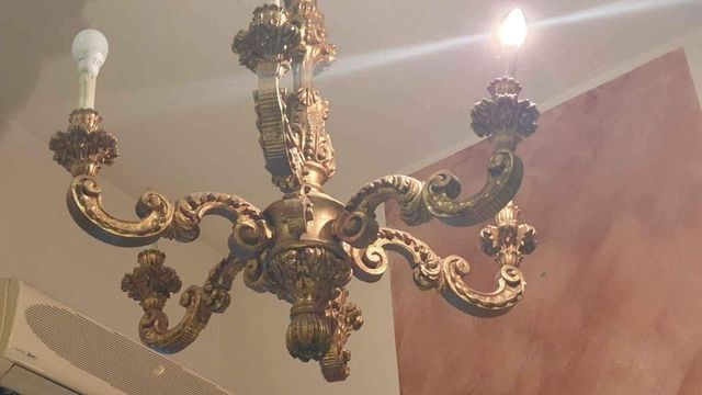 lampadario in legno scolpito